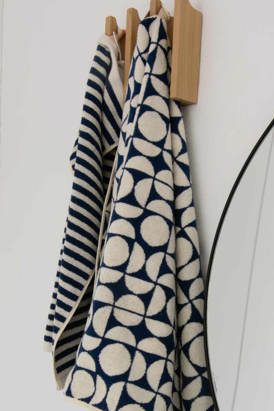 Pinstripe håndklæde, Slate Indigo/Cream - 45x65 cm - Image 2