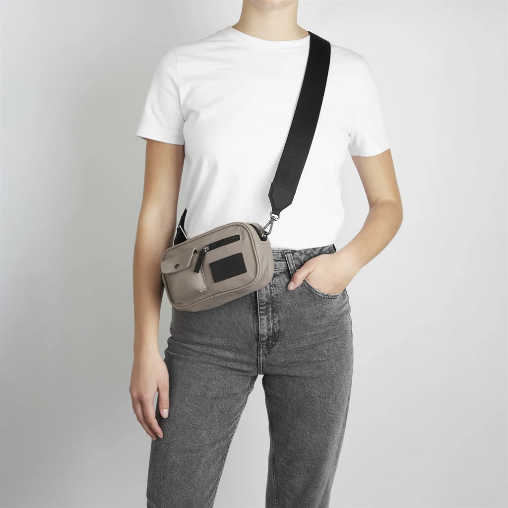 DarlaMBG Recycled crossbodytaske, small - Grey Taupe/sort - Image 2