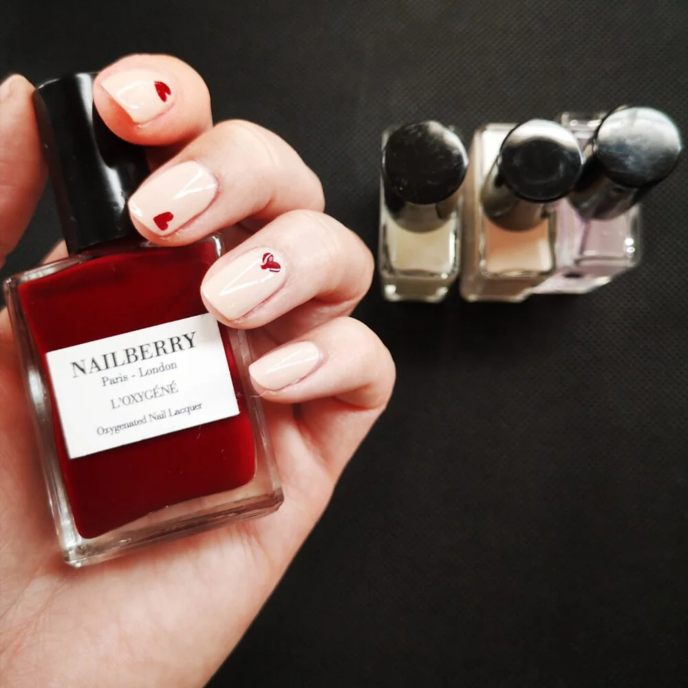 Le Temps des Cerises neglelak - Deep Red Burgundy - Image 3