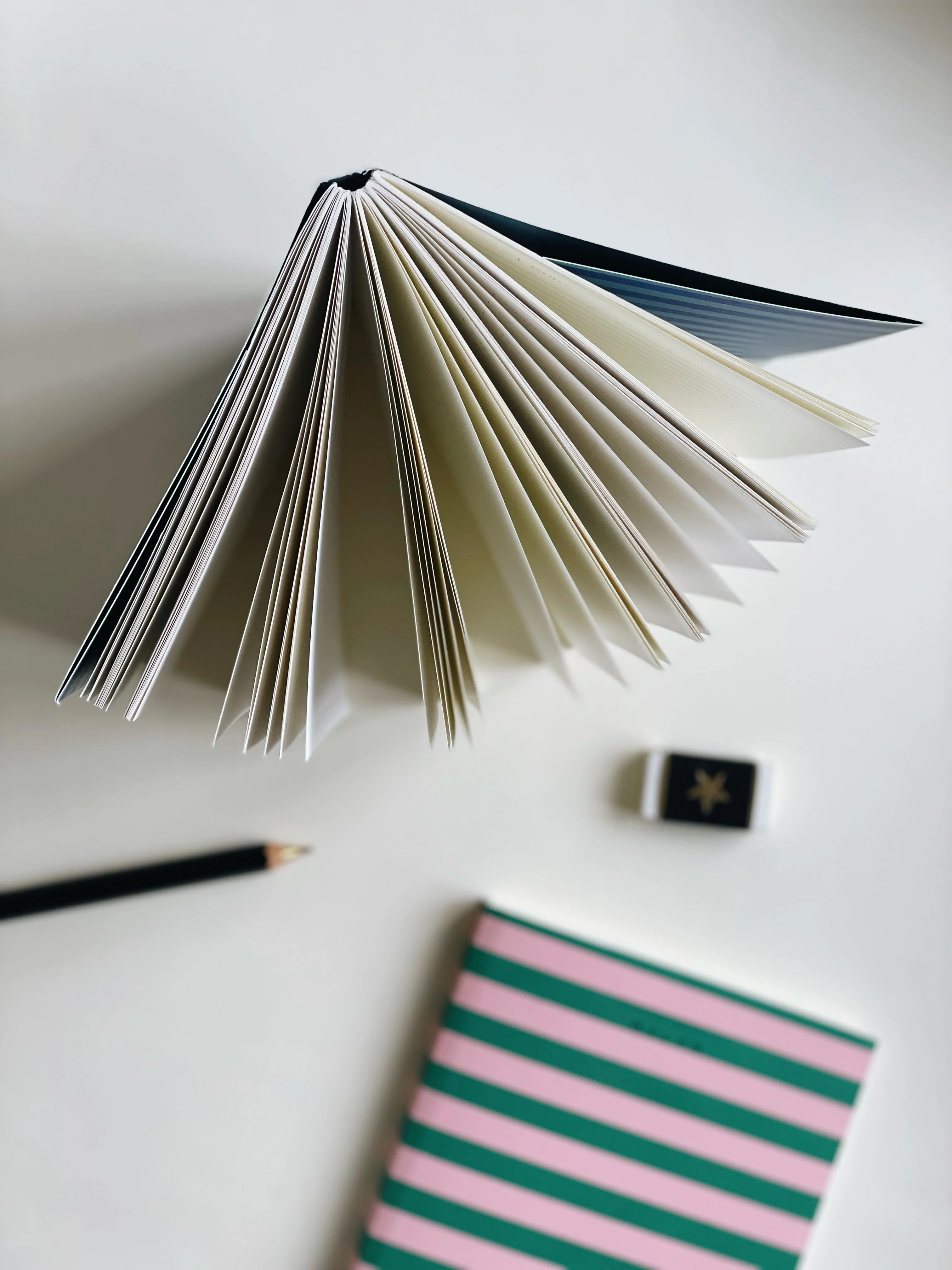 UMA Flat Lay notesbog, medium - Green & Rose - Image 6