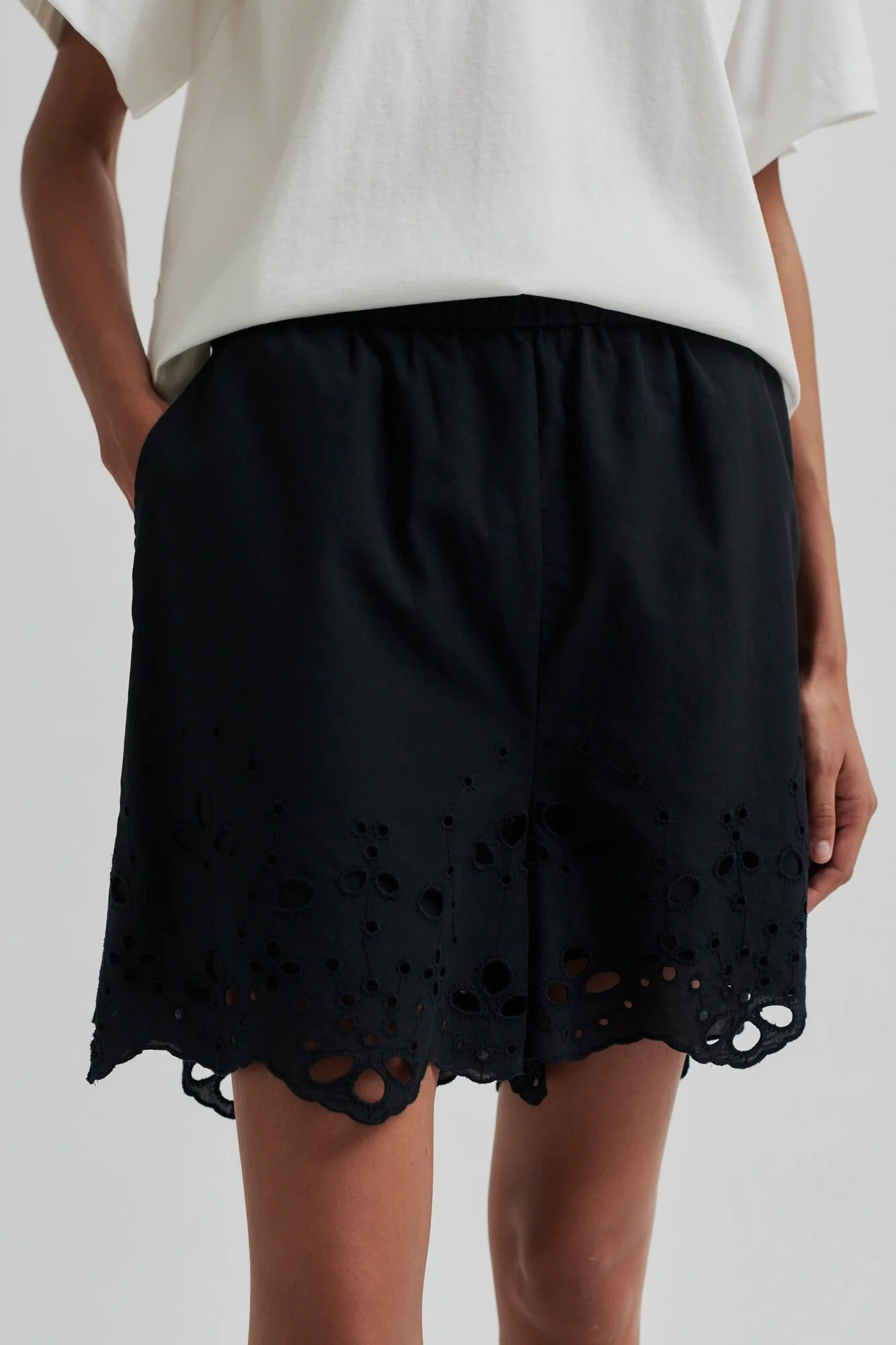 Limona Shorts - sort - Image 3