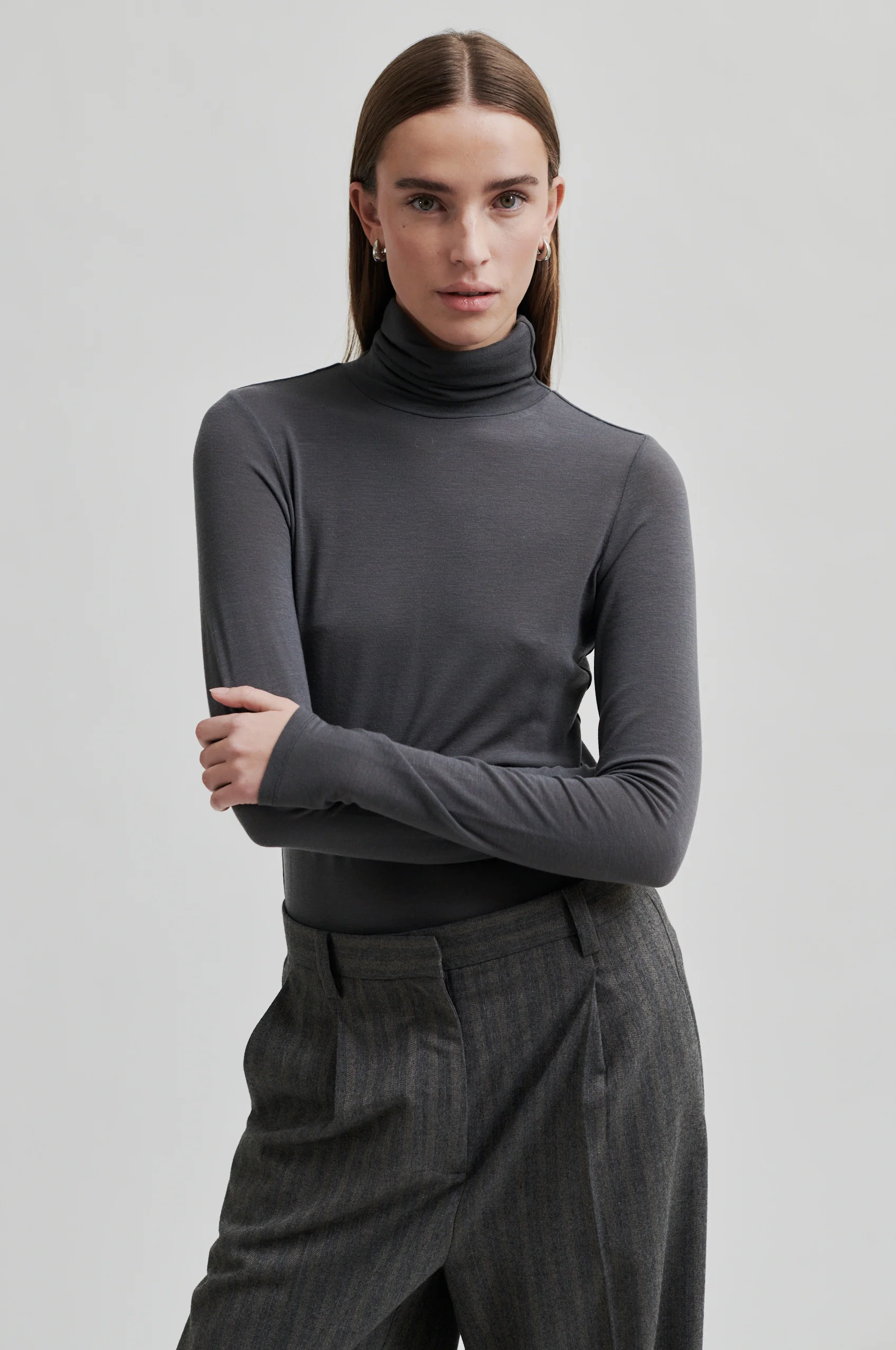 Matima T-Neck langærmet t-shirt - Volcanic Ash - Image 6