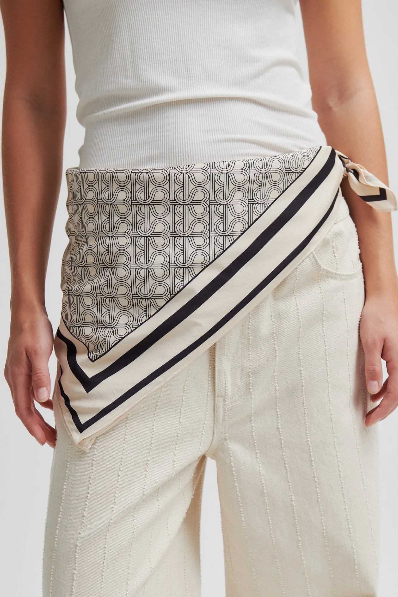 Monogram tørklæde - Whitecap Gray - Image 2