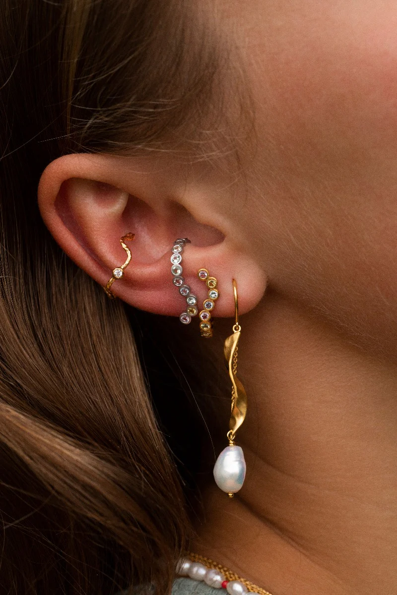 Long twisted with baroque pearl ørering  - forgyldt - Image 3
