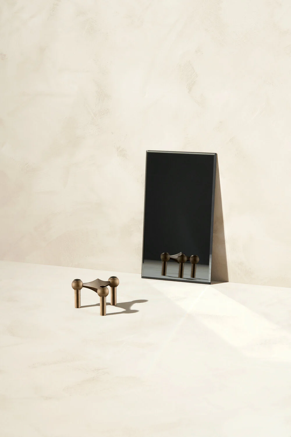 Nagel lysestage - bruneret messing - Image 2