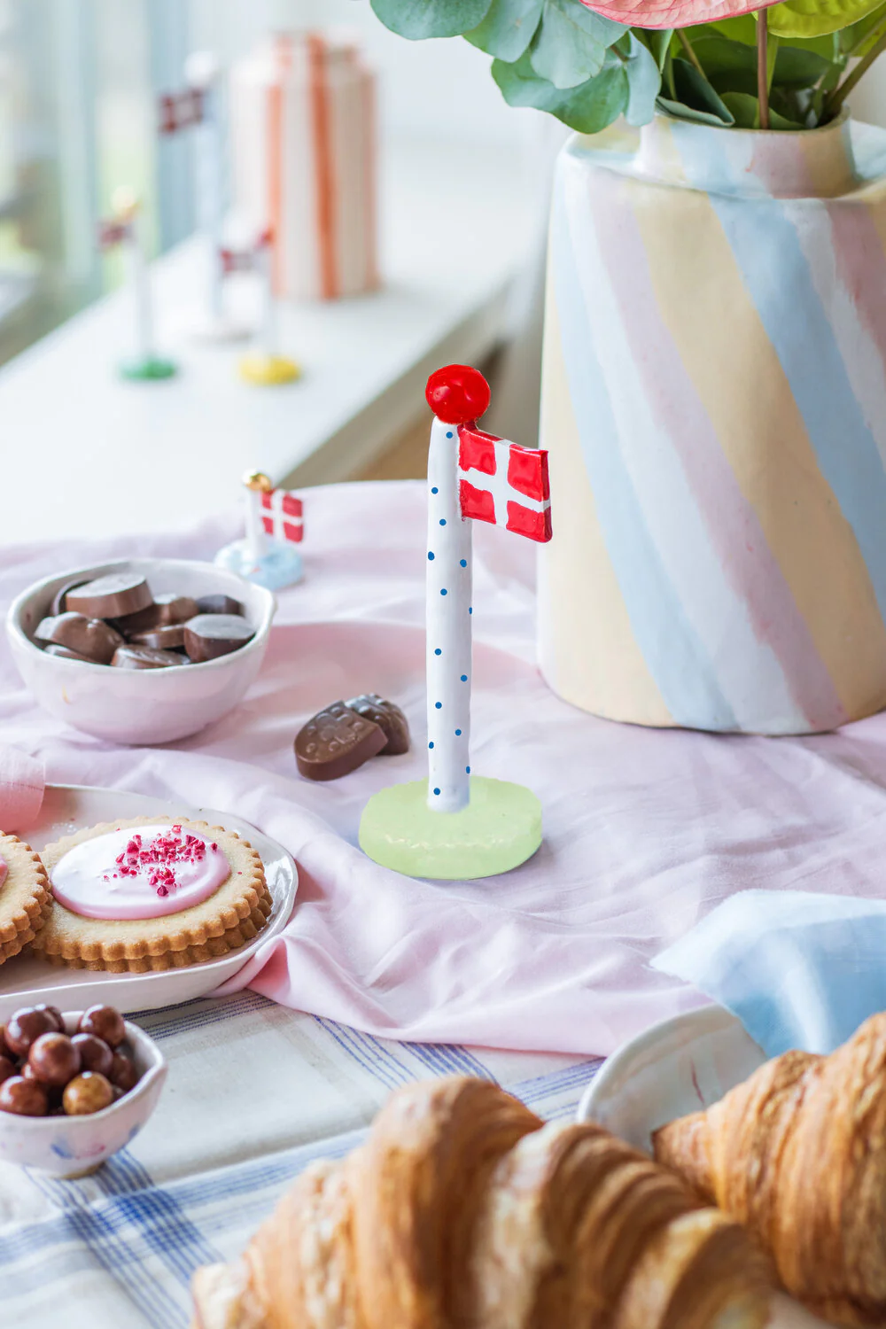 Polkadotflag med lysegrøn fod m. rød knop - H10-14 cm. - Image 3