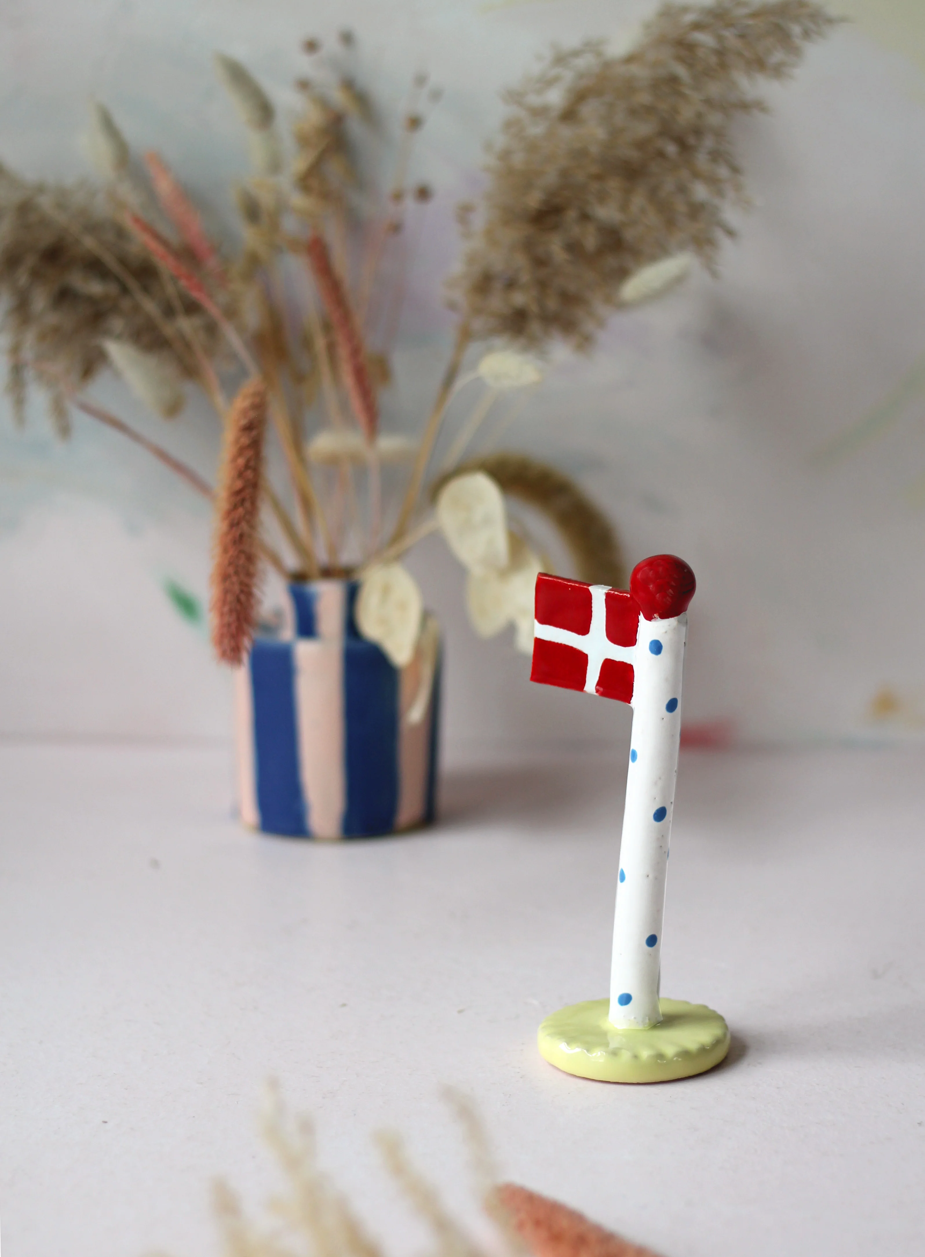 Polkadotflag med lysegul fod m. rød knop - H14-18 cm. - Image 2