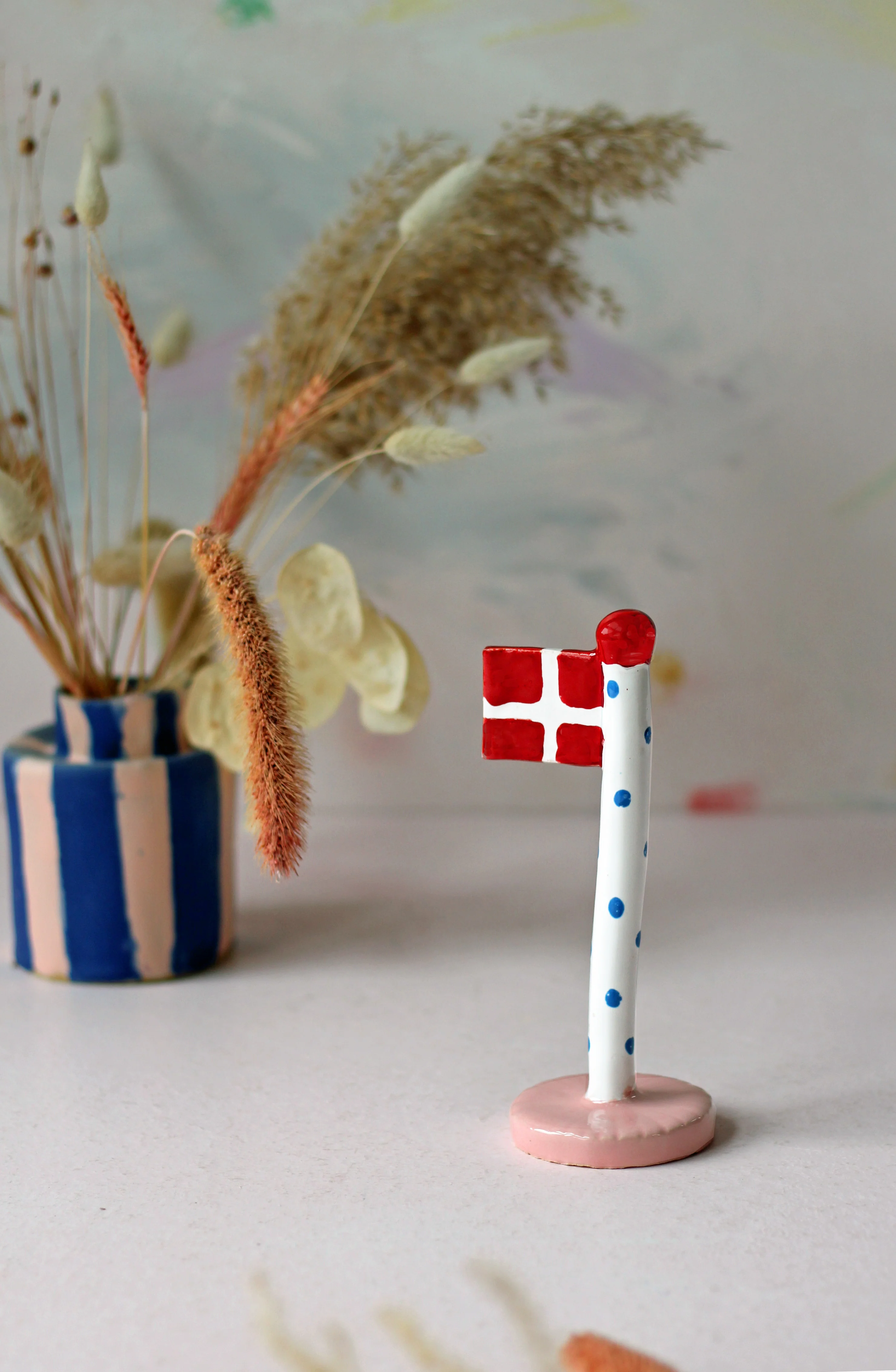 Polkadotflag med lyserød fod m. rød knop - H14-18 cm. - Image 3